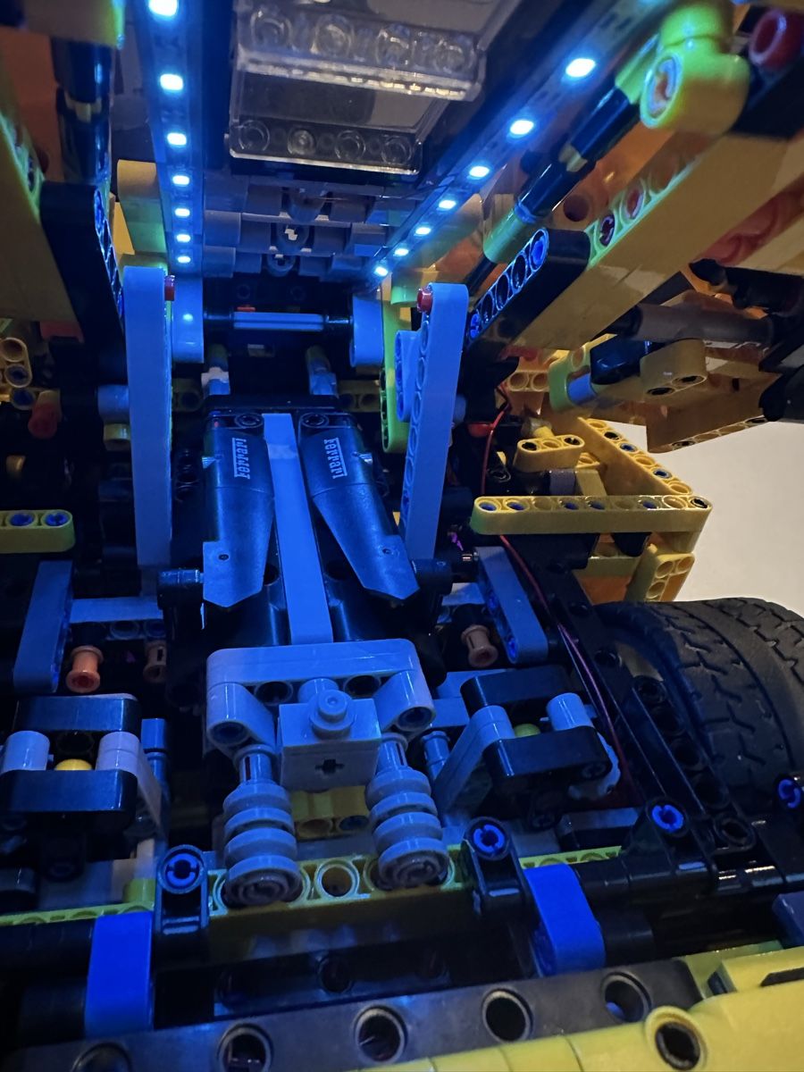 Lego Kit di costruzioni: LEGO TECHNIC FACSIMILE FERRARI SP3 CON KIT LUCI LED – Nuovo (secondo la descrizione) da Gordola venduto da Topino02 4