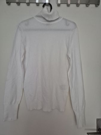 Weisser Rollkragenpullover