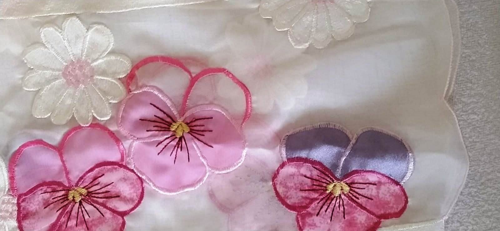 Altra biancheria da tavola: Tischläufer mit Blumendekorationen – Nuovo e nell'imballaggio originale da Zürich venduto da 1-2-3 1