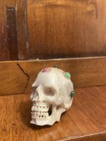 Memento Mori Schädel mit Mineralien handgeschnitzt neuwertig