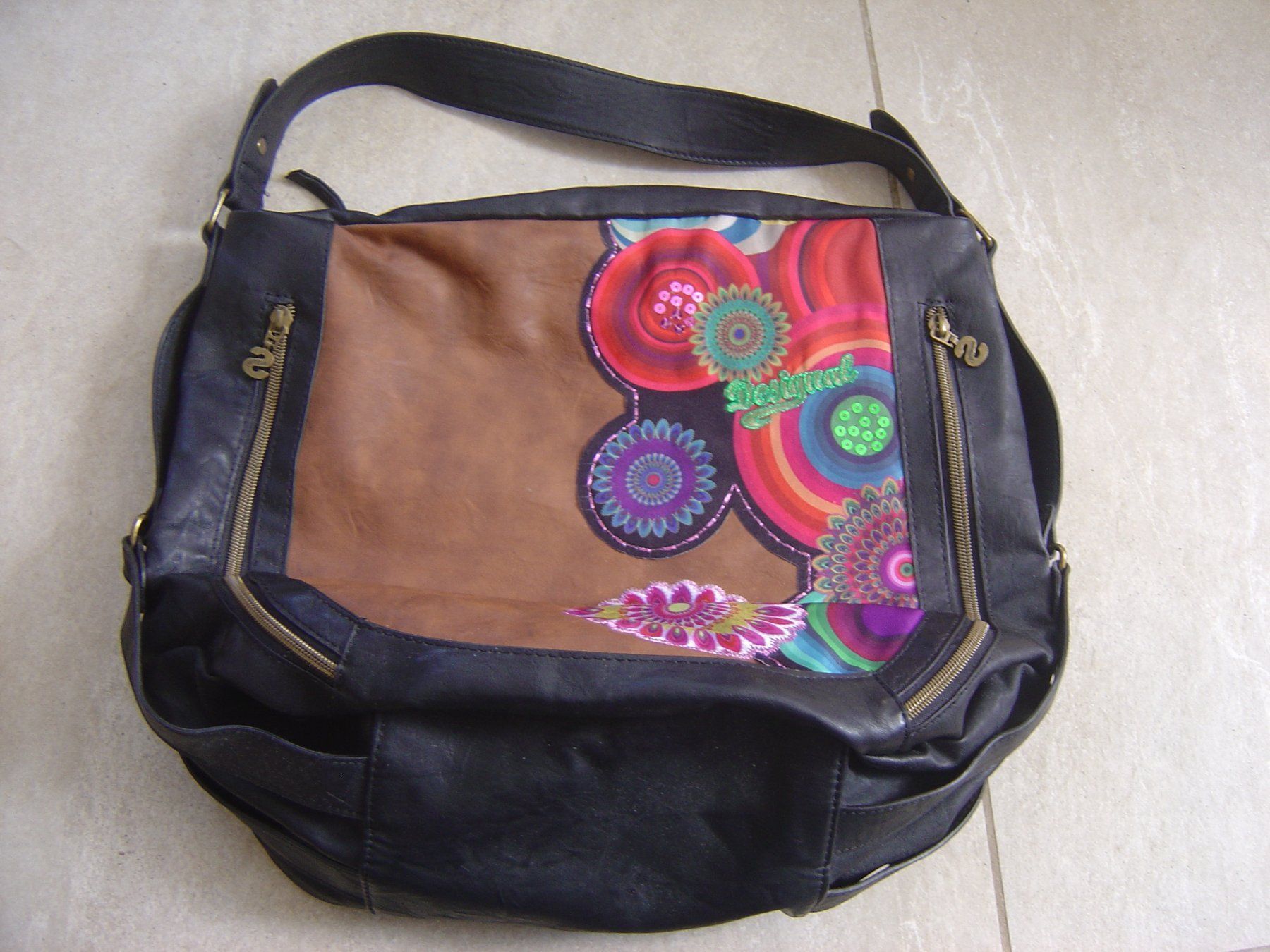 Desigual Taschen für Damen: schöne, grosse desigual Handtasche – Gebraucht aus Rottenschwil von chnoblipress 1
