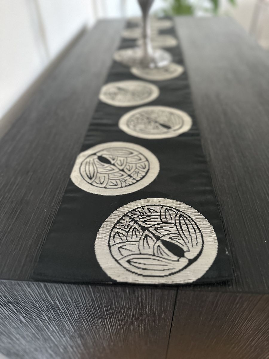 Tutte le decorazioni: Vintage Japanese Obi | Silver Kamon – Usato da Zürich venduto da Curated.Chapters 2