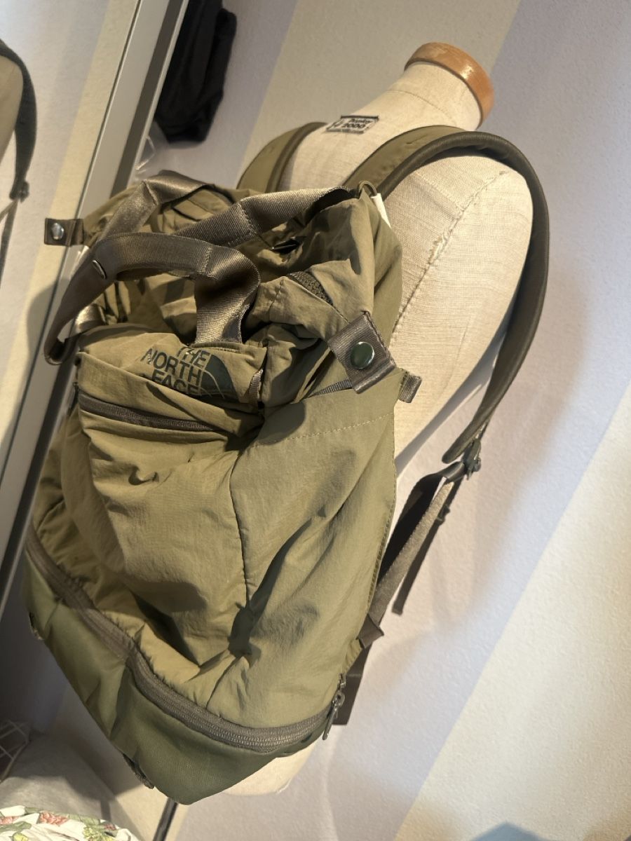 North Face Zaini: The North Face Face Never Stop Rucksack 26L – Usato da Bassersdorf venduto da Ayumiyamaguchi 1
