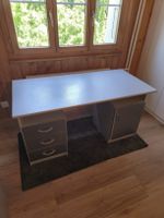 Schreibtisch mit Schubladen und abschliessbarem Fach