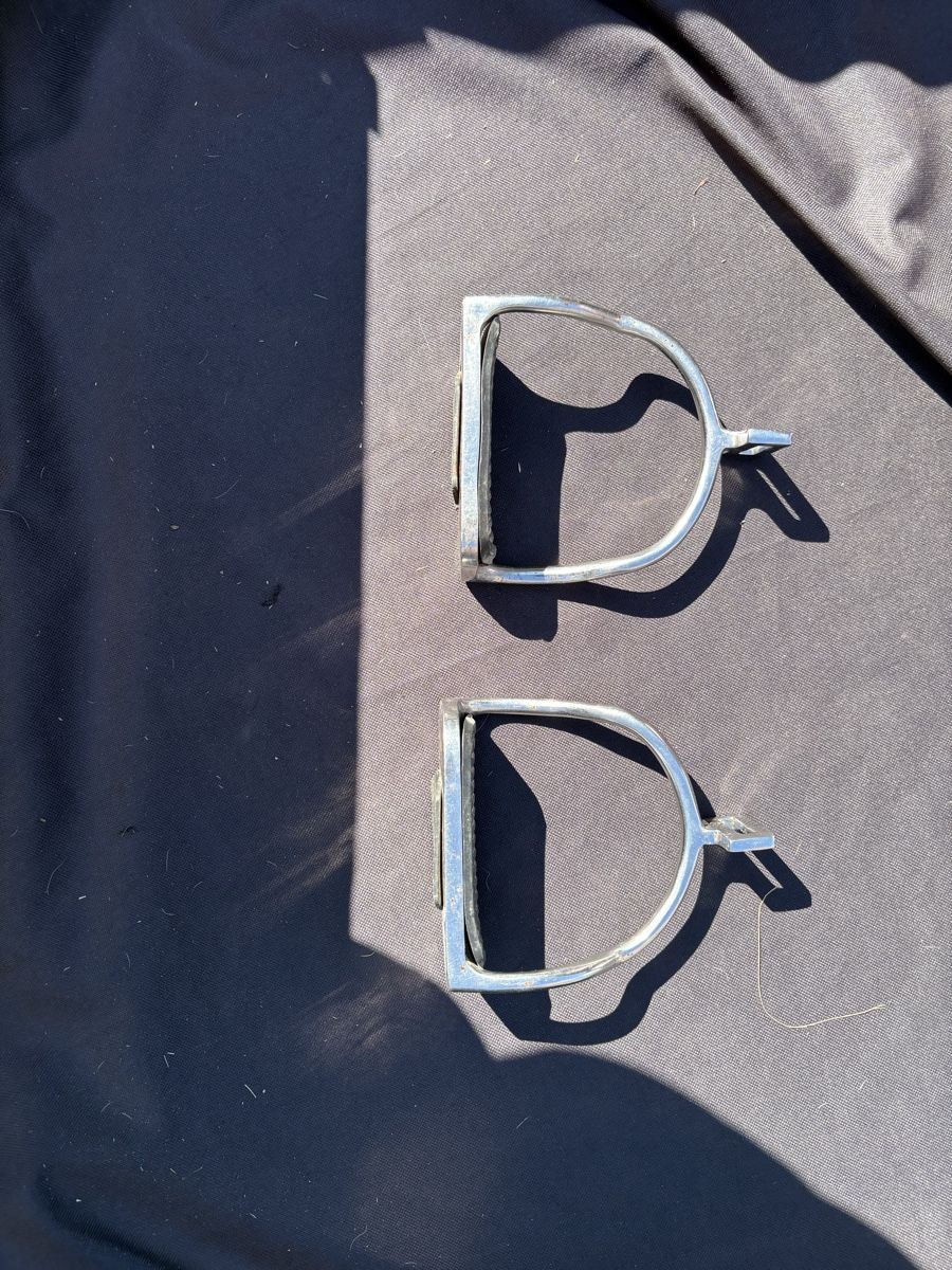 Selles & Accessoires: Steigbügel  – D'occasion à Binningen par chi_n7g2