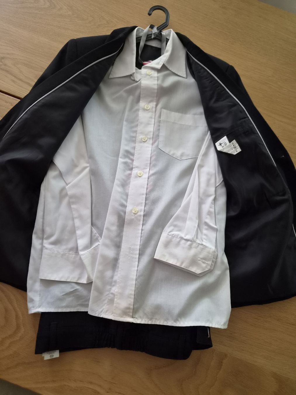 Lotti & Set di vestiti: Anzug mit Weste Hemd Krawatte Junge Grösse 146 – Usato da St.Gallen venduto da Avena135 1