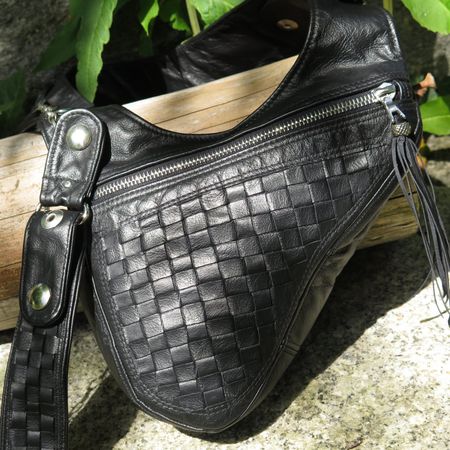 kleine schwarze Ledertasche für Damen, mit Lederflechtung