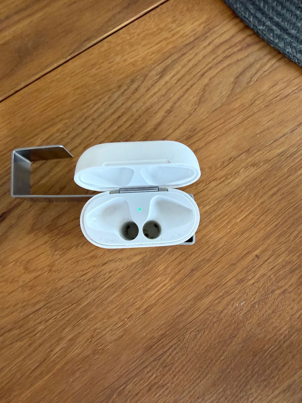 Apple Cuffie: APPLE AirPods 2 Charging Case – Usato da Lausanne venduto da Nine1982 1
