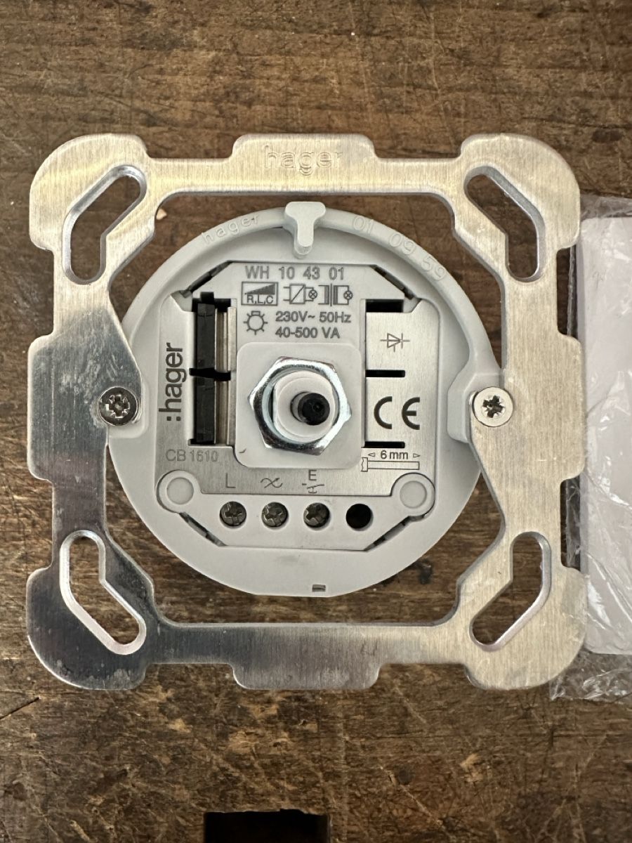 Hager Interruttori: Hager Universaldimmer 40 - 500VA – Nuovo (secondo la descrizione) da Oberdorf NW venduto da dingdong87