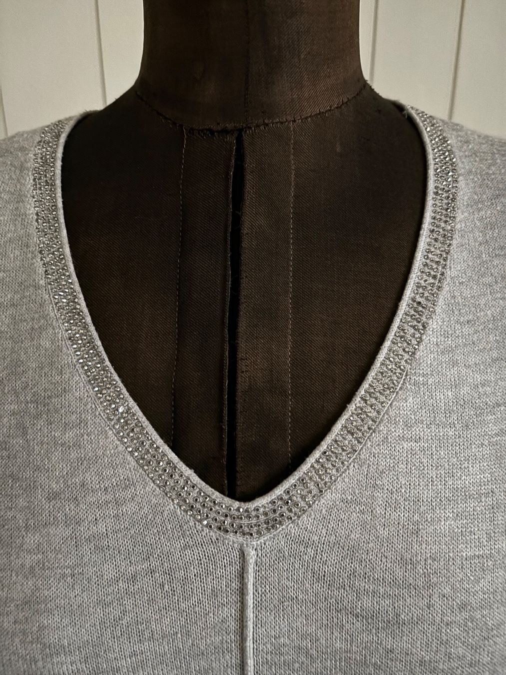 Maglioni & Felpe: Langarm Pullover grau mit Glitzersteinchen - Grösse 38 – Usato da Kleinandelfingen venduto da Baba23 1