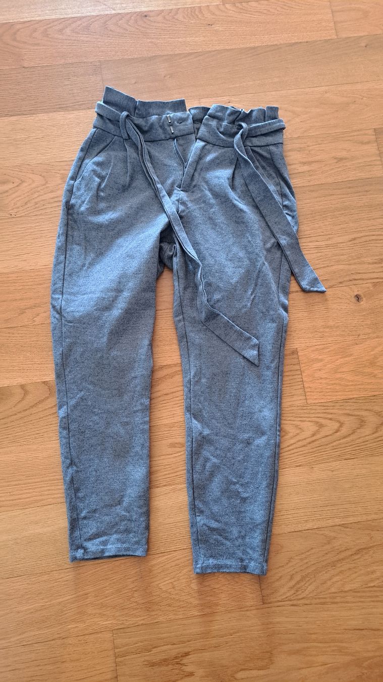 Vero Moda Hosen: Stoffhose mit Bindegürtel Vero Moda Grau – Gebraucht aus Seengen von ja6_65wp 1