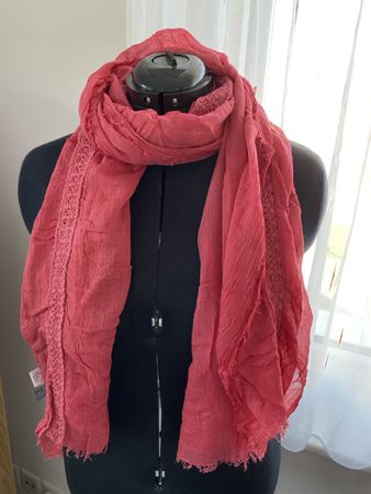 Schal rot mit Spitze