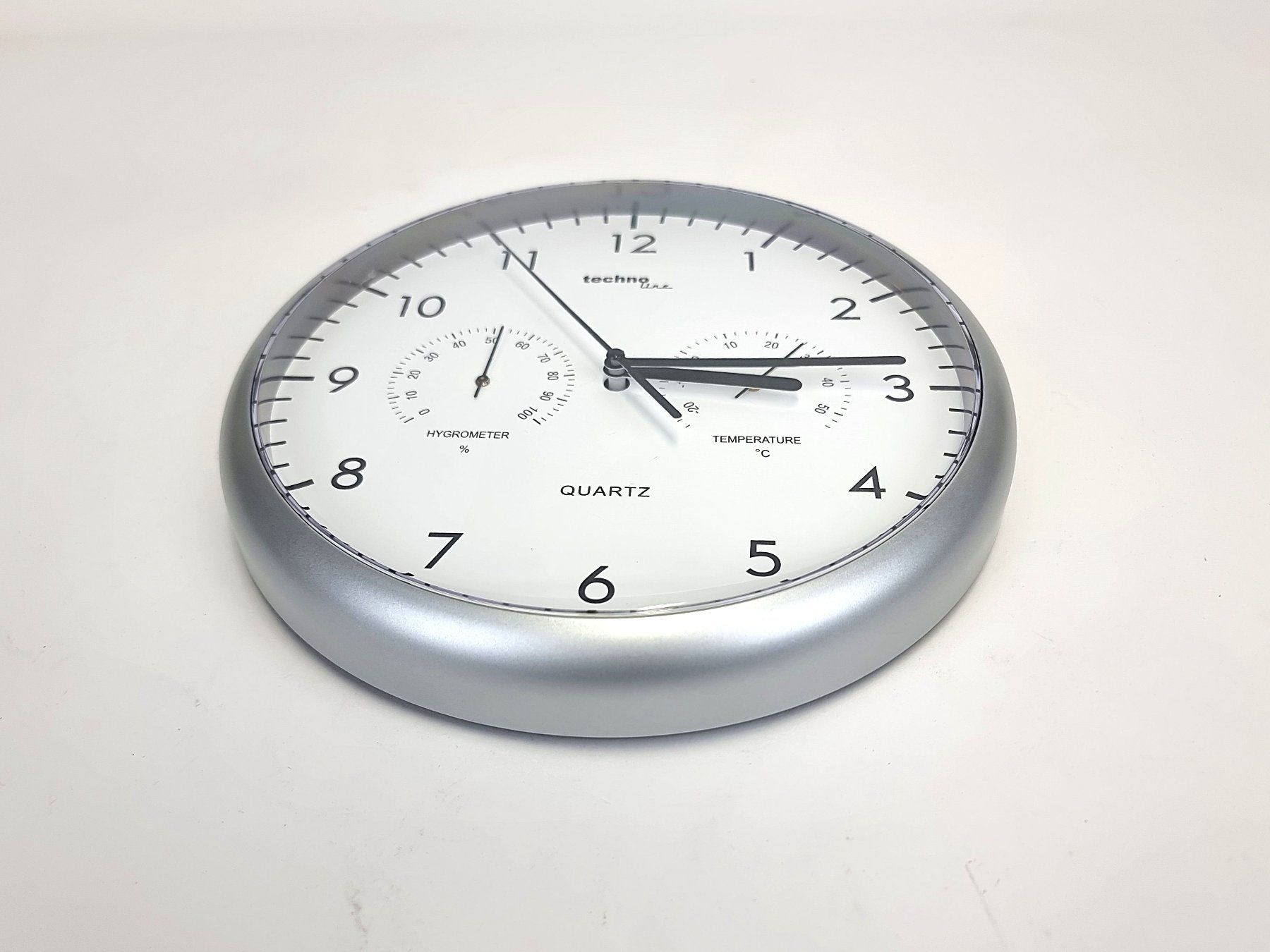 Orologi: Quarzwanduhr mit eingebautem Hygro- & Thermometer – Usato da Urtenen-Schönbühl venduto da Restwert_Schoenbuehl 2