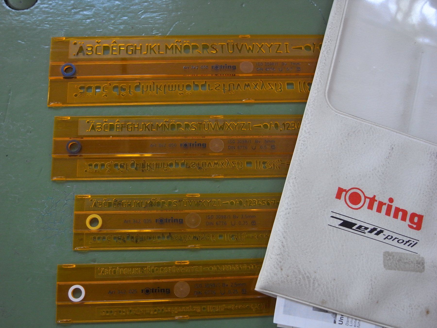 Rotring Sciablone: Rotring Schriftschablone Schreibschablone Standardgraph – Usato da Luterbach venduto da etap26 1