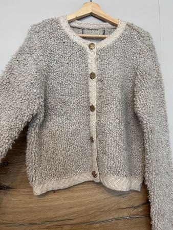 Flauschige Strickjacke in Beige mit Knöpfen, Grösse M