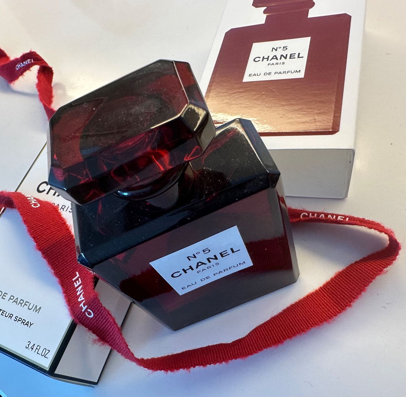 Chanel Profumi & Eau de Toilette: Chanel No. 5 Eau de Parfum 100ml limited edition red – Nuovo (secondo la descrizione) da Basel venduto da Rouge.
