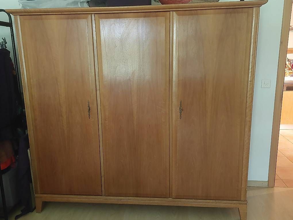 Armadi: Schöner alter Kleiderschrank -Holz – Usato da Bern venduto da dor_qj8q