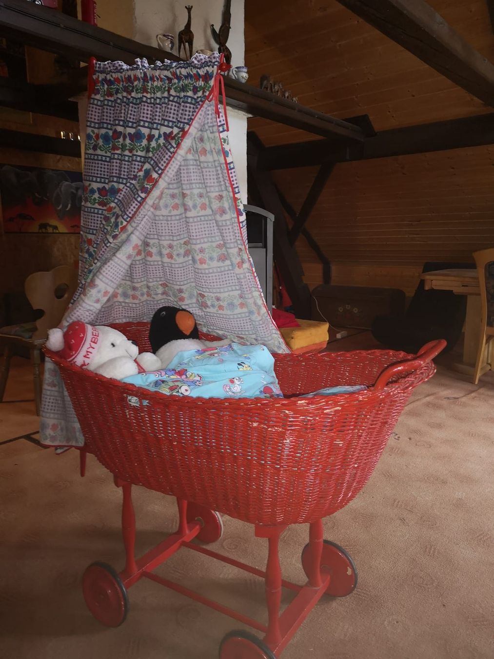 Culle: Vintage Babywiege mit Rädern.  Rot – Usato da Brüttisellen venduto da Miralaurea 2