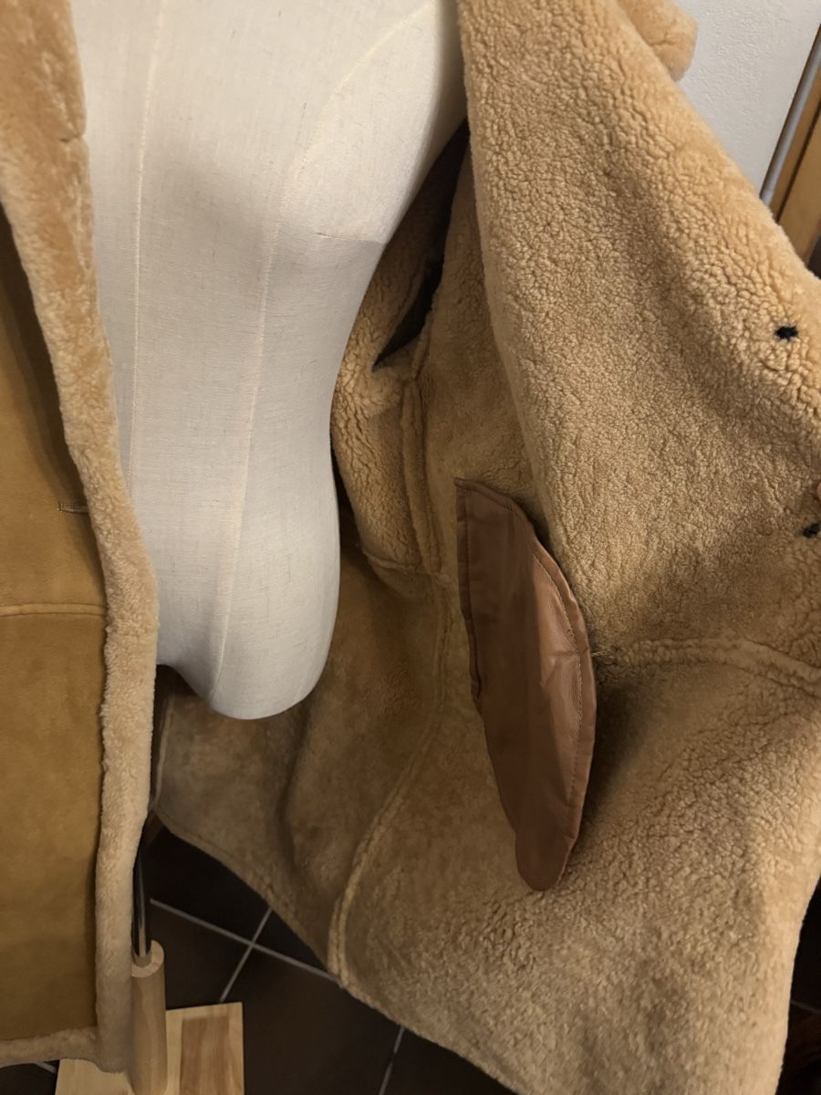 Cappotti: Original Schaffellpelzmantel S – Nuovo e nell'imballaggio originale da Veyras venduto da ValClasse 2