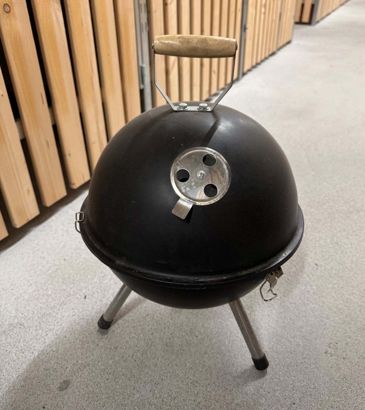 Griglie: Kleiner Holzkohle-Kugelgrill – Usato da Zürich venduto da Saskia125