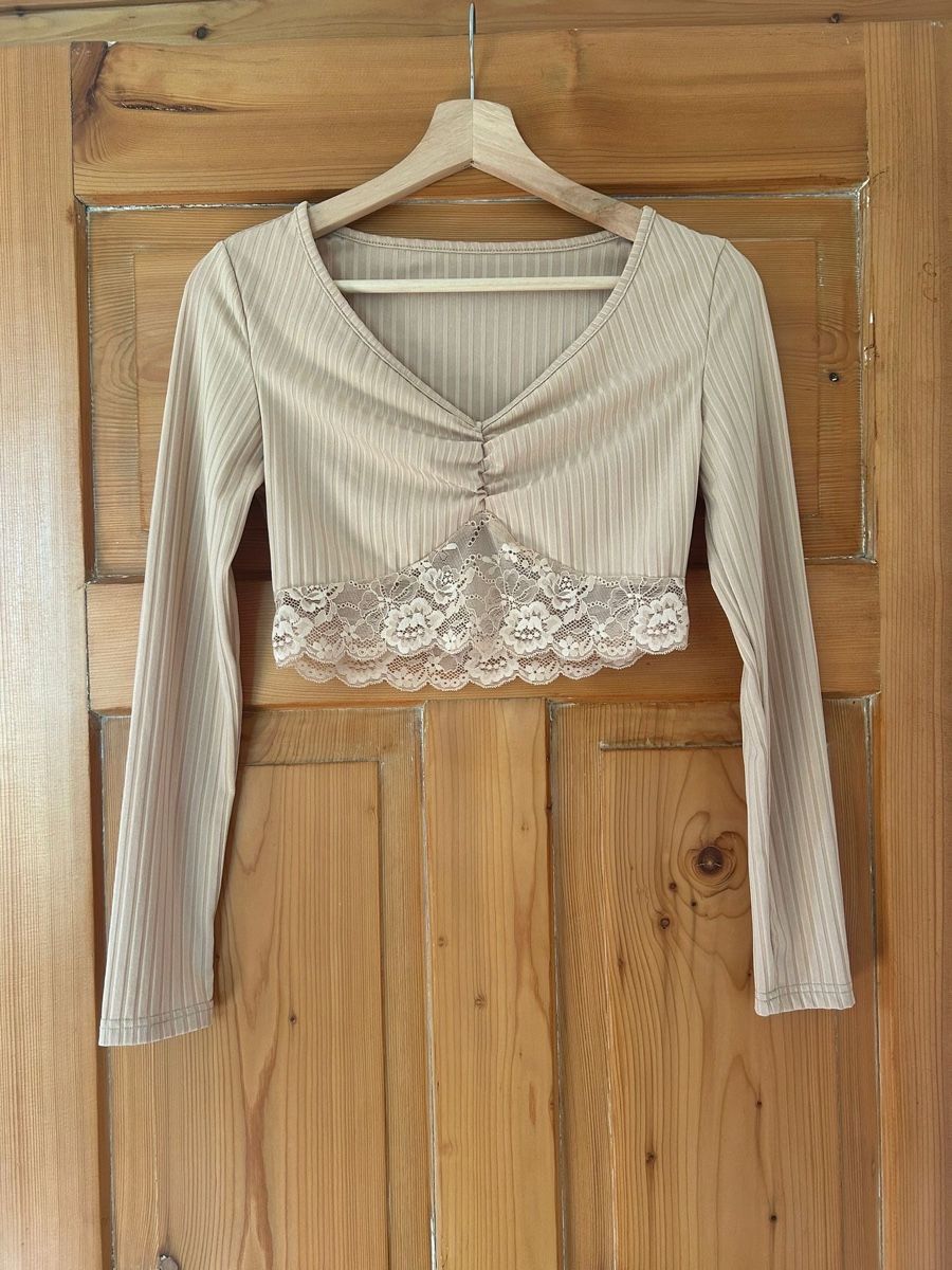 Shein Maglioni & Felpe: Beige Langarmshirt mit Spitze in Grösse S – Usato da Frauenfeld venduto da lin_77m9
