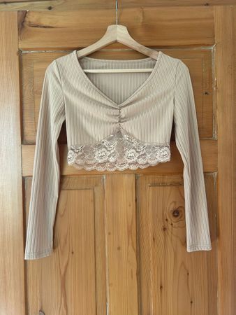 Beige Langarmshirt mit Spitze in Grösse S
