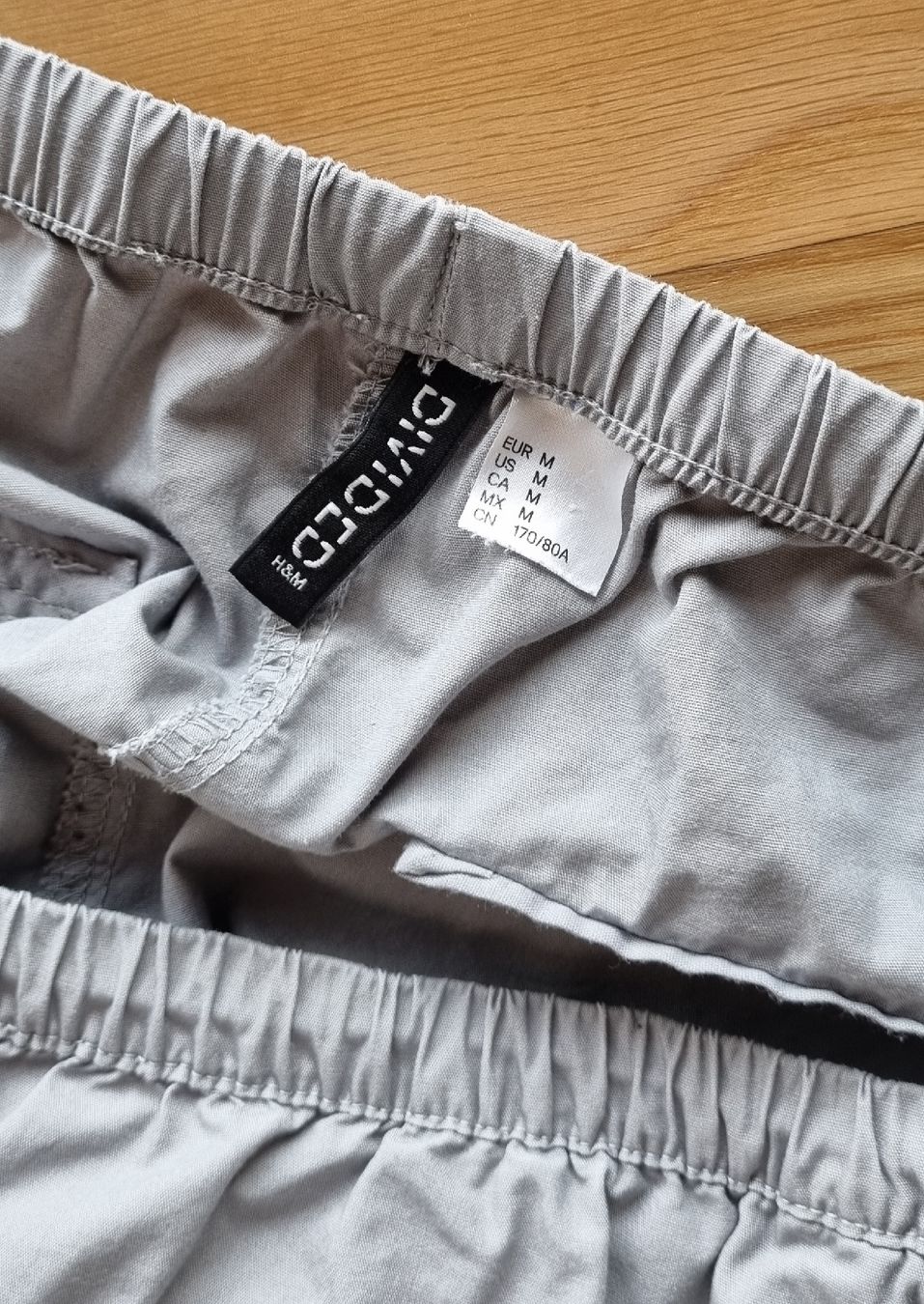 H&M Pantaloni: H&M "Fallschirmhose", hellgrau, Grösse M – Usato da Düdingen venduto da 20m_f8bn 3