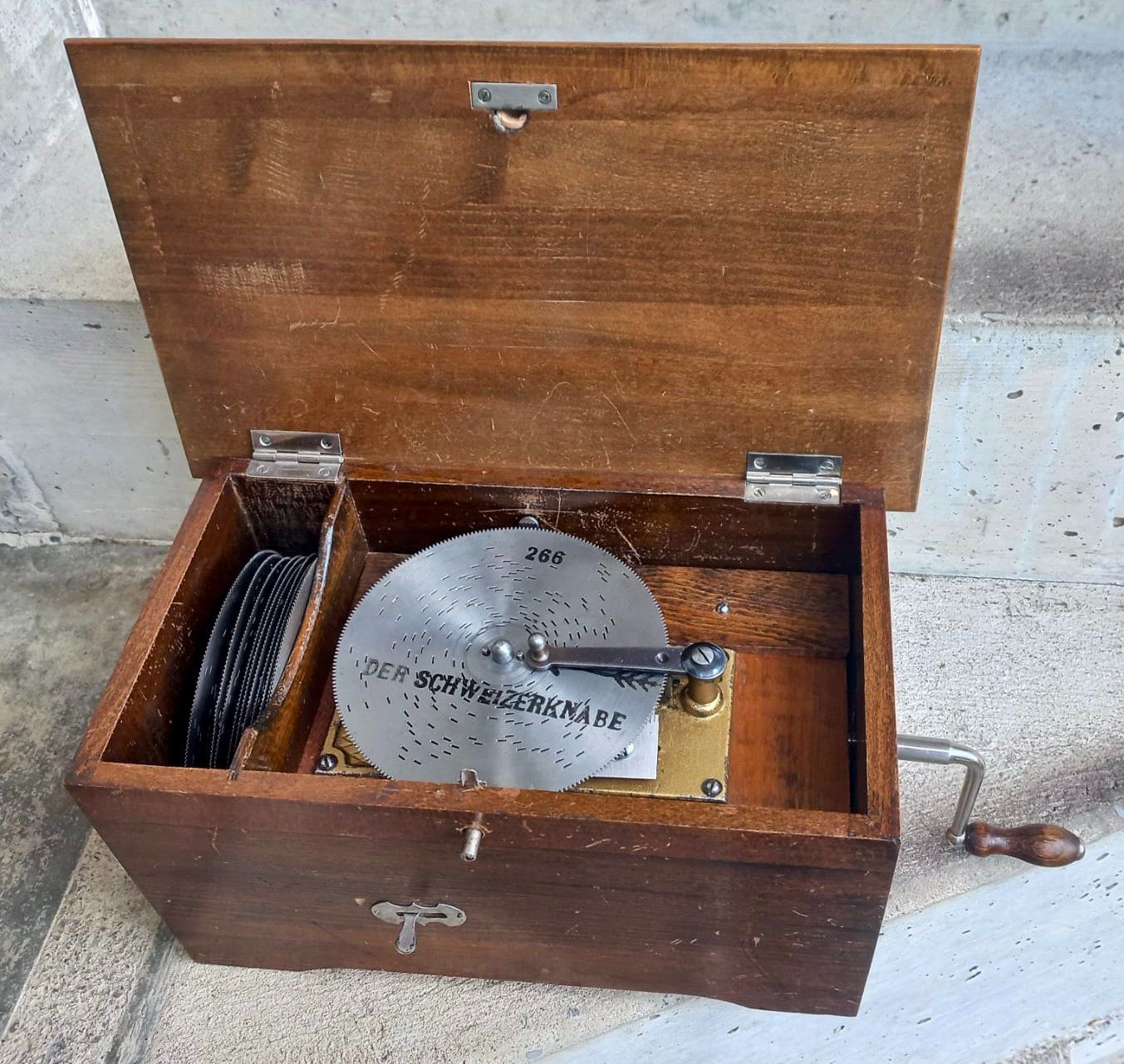Polyphon Spieldosen: Polyphon mit 11 Lochplatten – Gebraucht aus Burgdorf von glasrabe01
