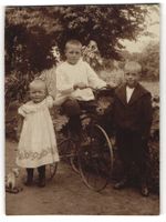 Fotografie drei niedliche Kinder mit gro