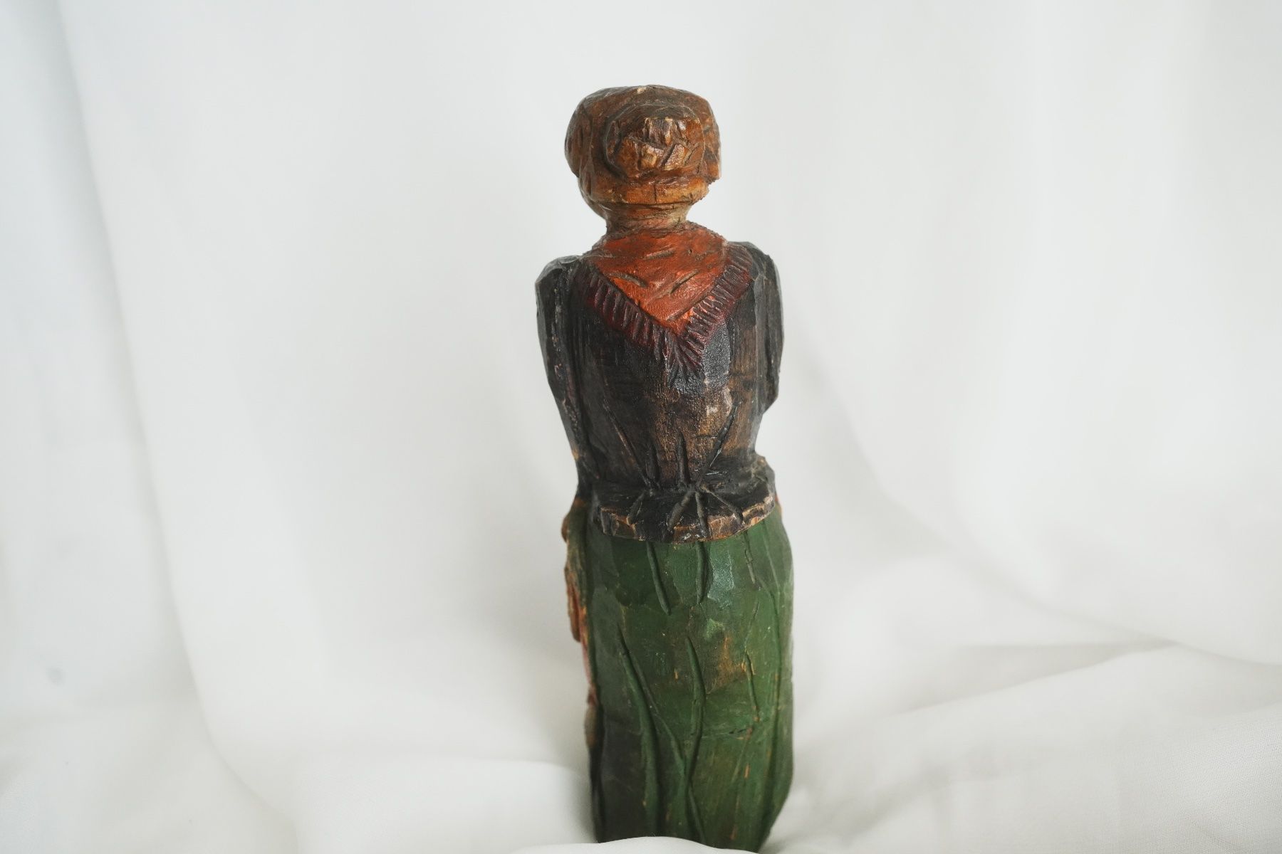 Statuette: Handgeschnitzte Holzfigur einer sitzenden Frau mit Handspieg – Usato da Volketswil venduto da HeredisAntiques 2