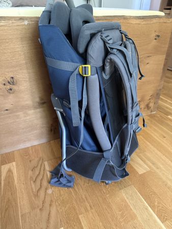 Kindertrage Rucksack Wandern guter Zustand 40-60 Zeichen