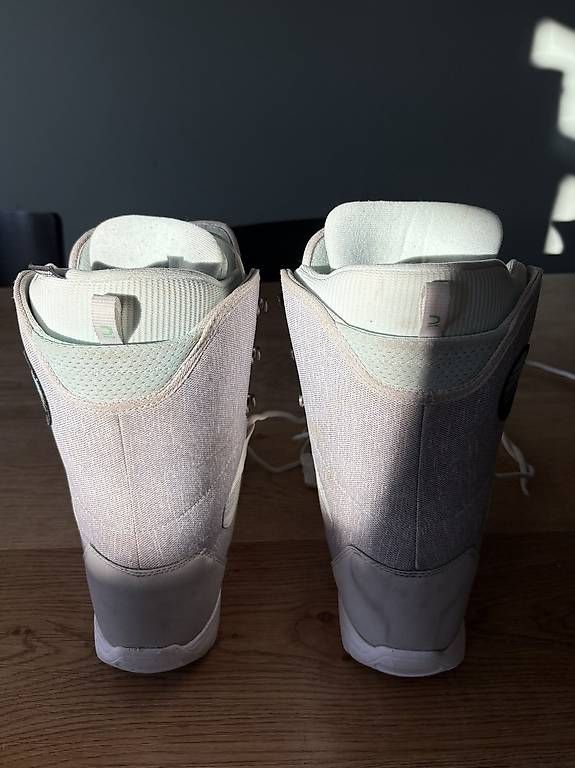 Scarpe da uomo: Snowboardschuhe weiss Grösse 40 – Usato da Rifferswil venduto da Dua 4
