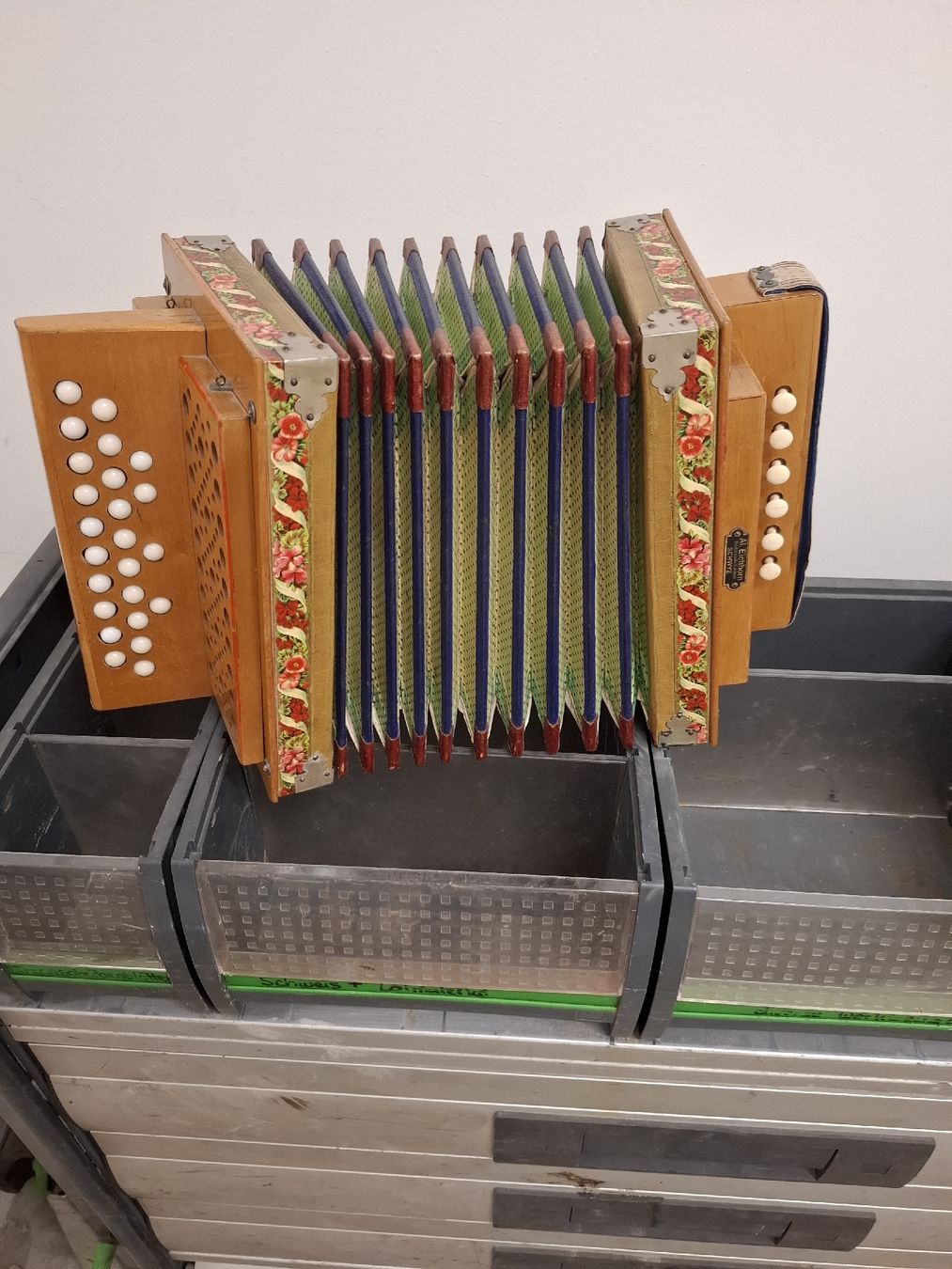 Eichhorn Musikinstrumente: Eichhorn orgeli – Gebraucht aus Villeneuve von BibiVintage