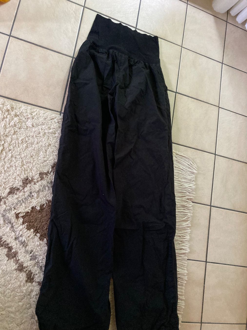 Jeans: Cargo Hose schwarz mit hohem elast. Bund Gr M – Usato da Uesslingen venduto da manu-ela41 2