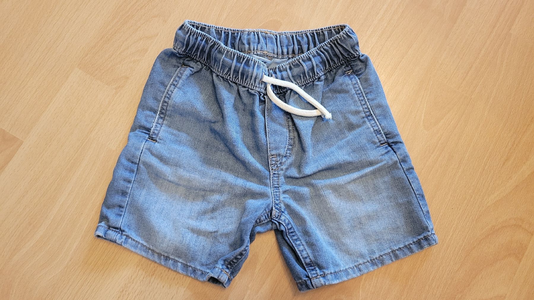H&M Pantaloni: Jeans Shorts Gr. 98 – Usato da Muri AG venduto da tabi4fun