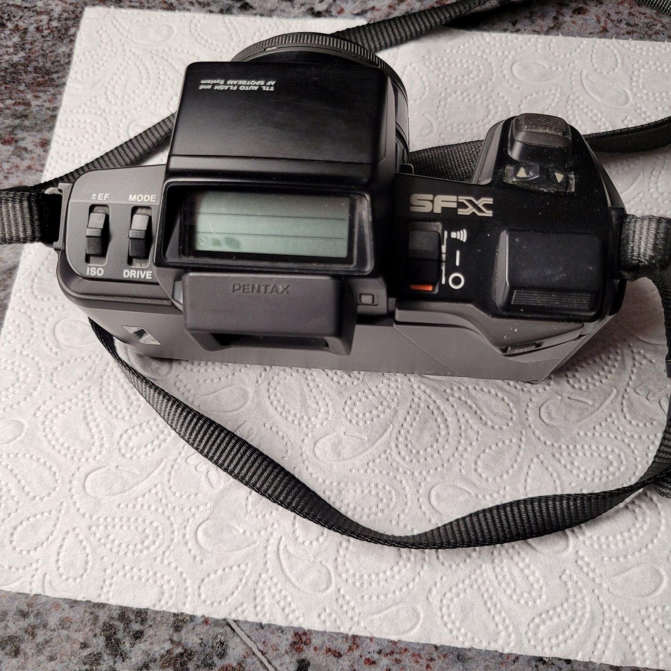 Pentax Fotocamera: Pentax SFX Analogkamera mit Objektiv und Gurt – Difettoso da Dörflingen venduto da tucson16 3