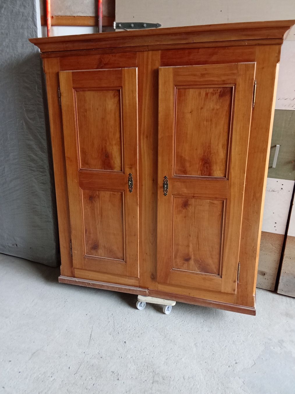 Armadi: ARMOIRE MERISIER MASSIF – Usato da Neuchâtel venduto da zS8xX2vW
