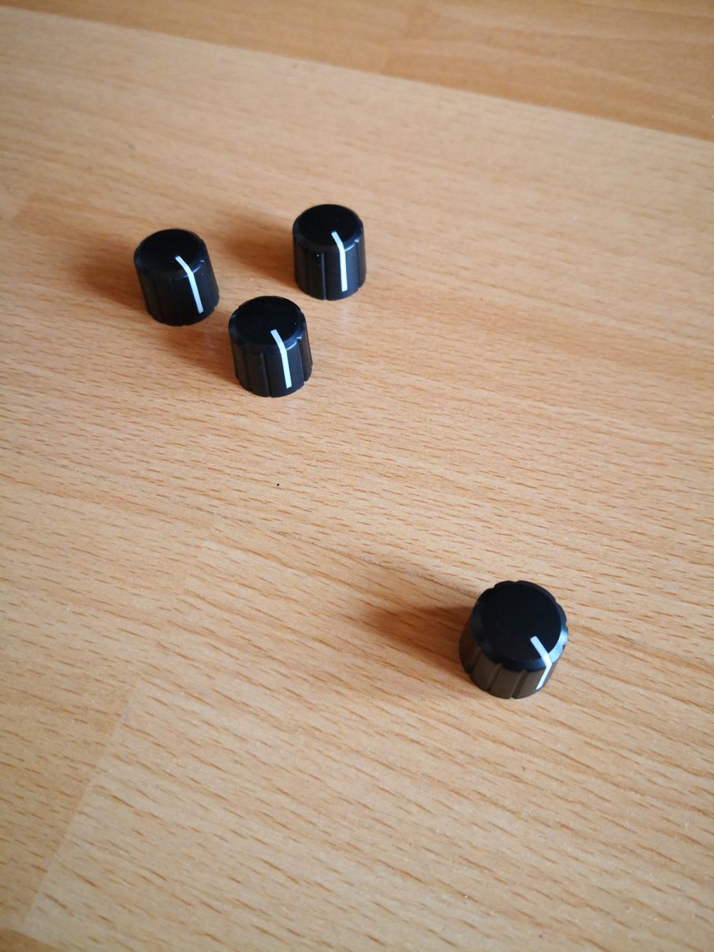 Componenti elettronici: 4x capuchons pour commutateurs / potentiomètres – Nuovo (secondo la descrizione) da Engollon venduto da Winters91