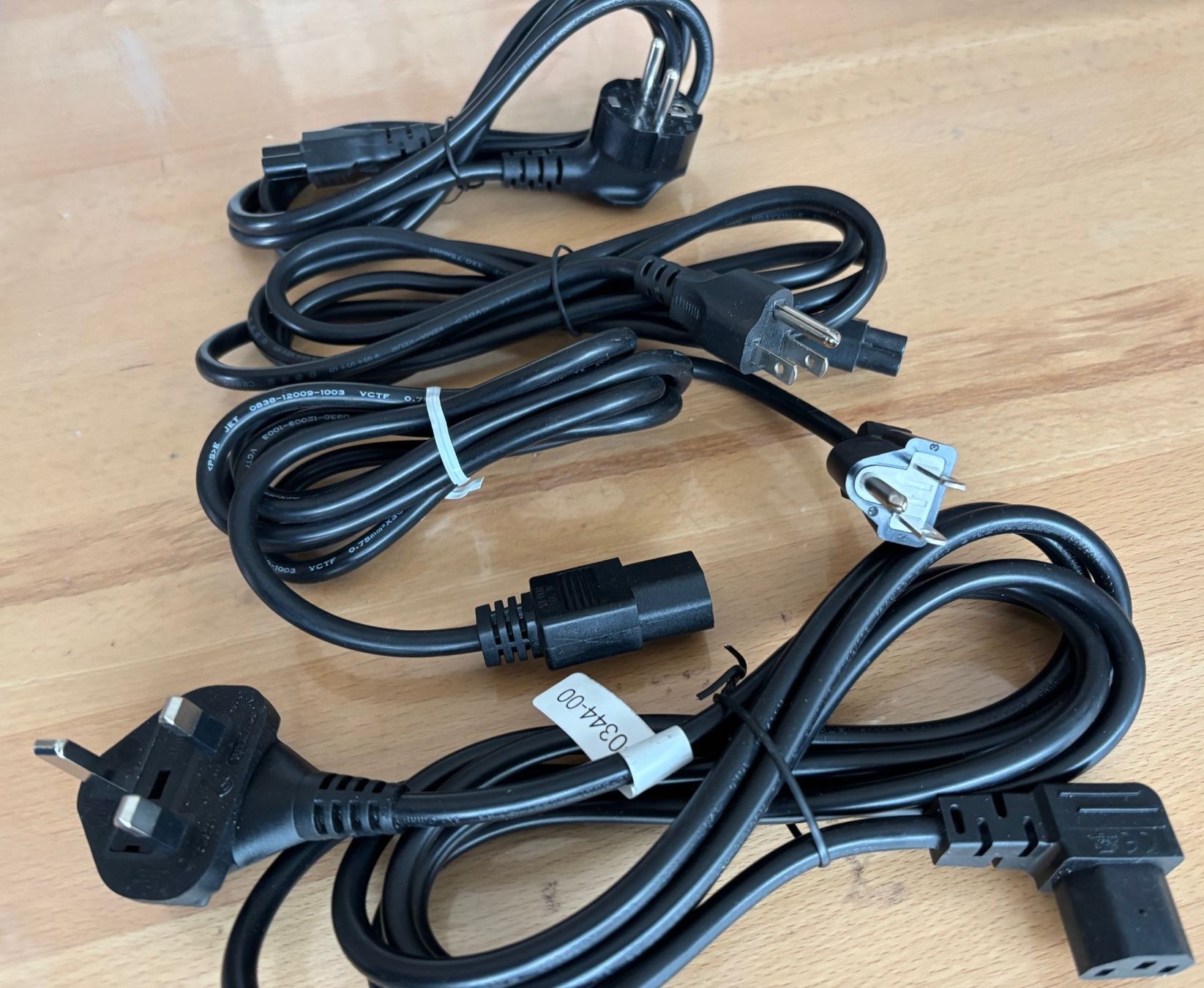Cavi: 4 Stück neue Netzkabel - DE / Eng / USA – Nuovo (secondo la descrizione) da Bassersdorf venduto da Antaris01 1