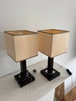 Zwei moderne Tischlampen mit Stoffschirm und Holzfuss