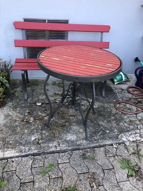 Set di tavolo e panche: Gartentisch mit Holzbank rot – Usato da Algetshausen venduto da Green.61