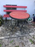 Gartentisch mit Holzbank rot