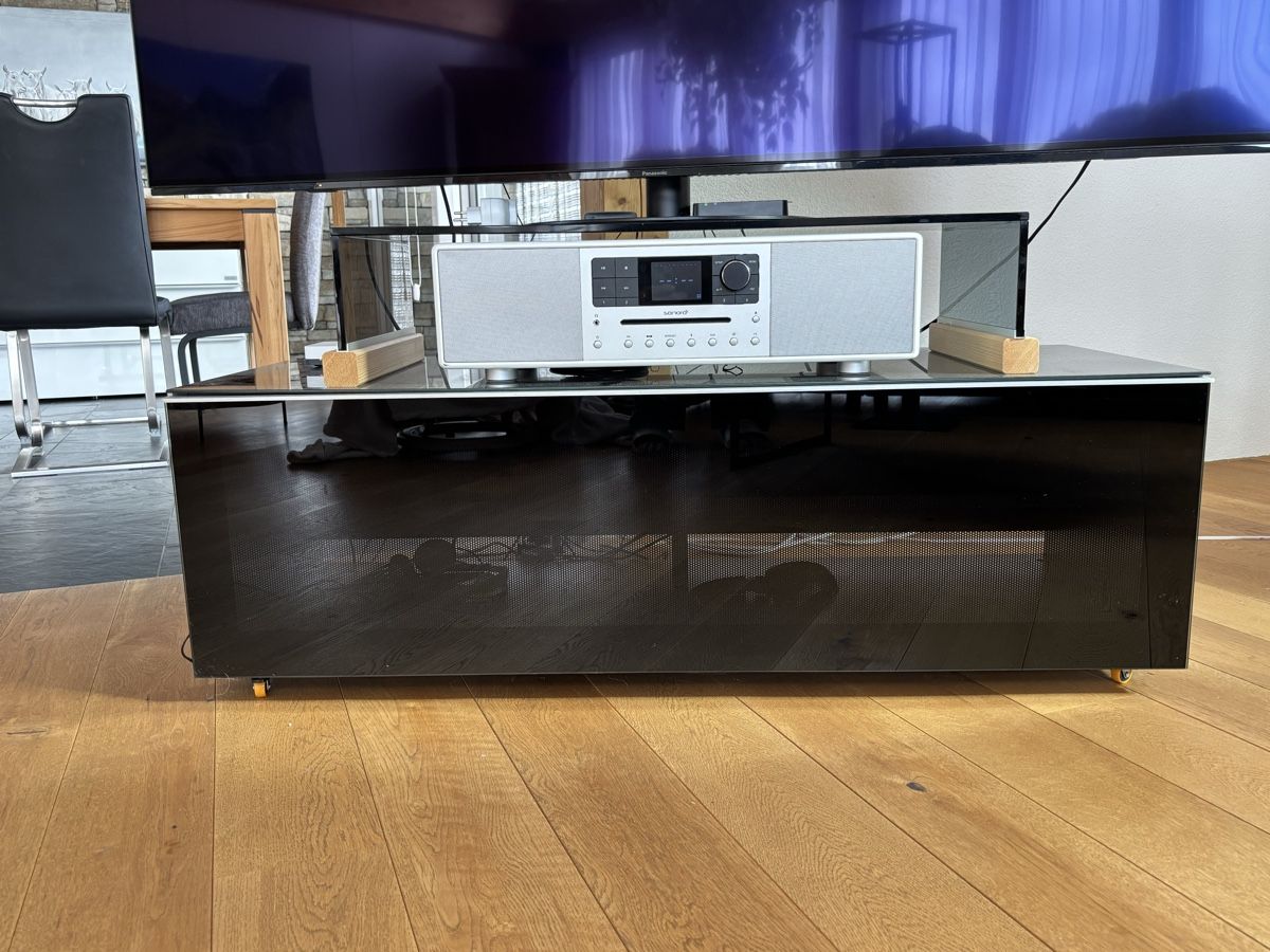 Mobili TV: TV Möbel Glas Schwarz auf Rollen – Usato da Zihlschlacht venduto da RscC_4-1-7-3