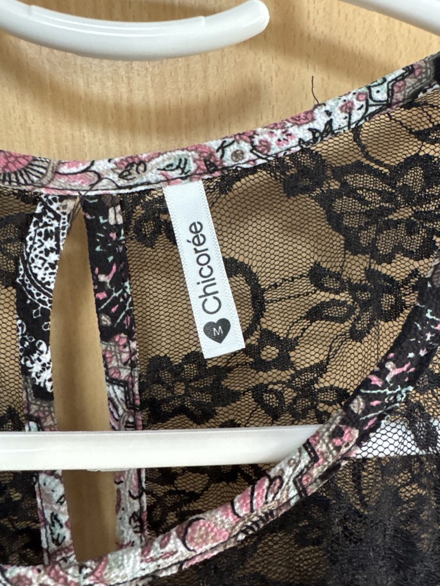Top: Chicorée Top Gr. M, schwarz mit Blumenmuster & Spitze – Nuovo (secondo la descrizione) da Thun venduto da Vans_98 1