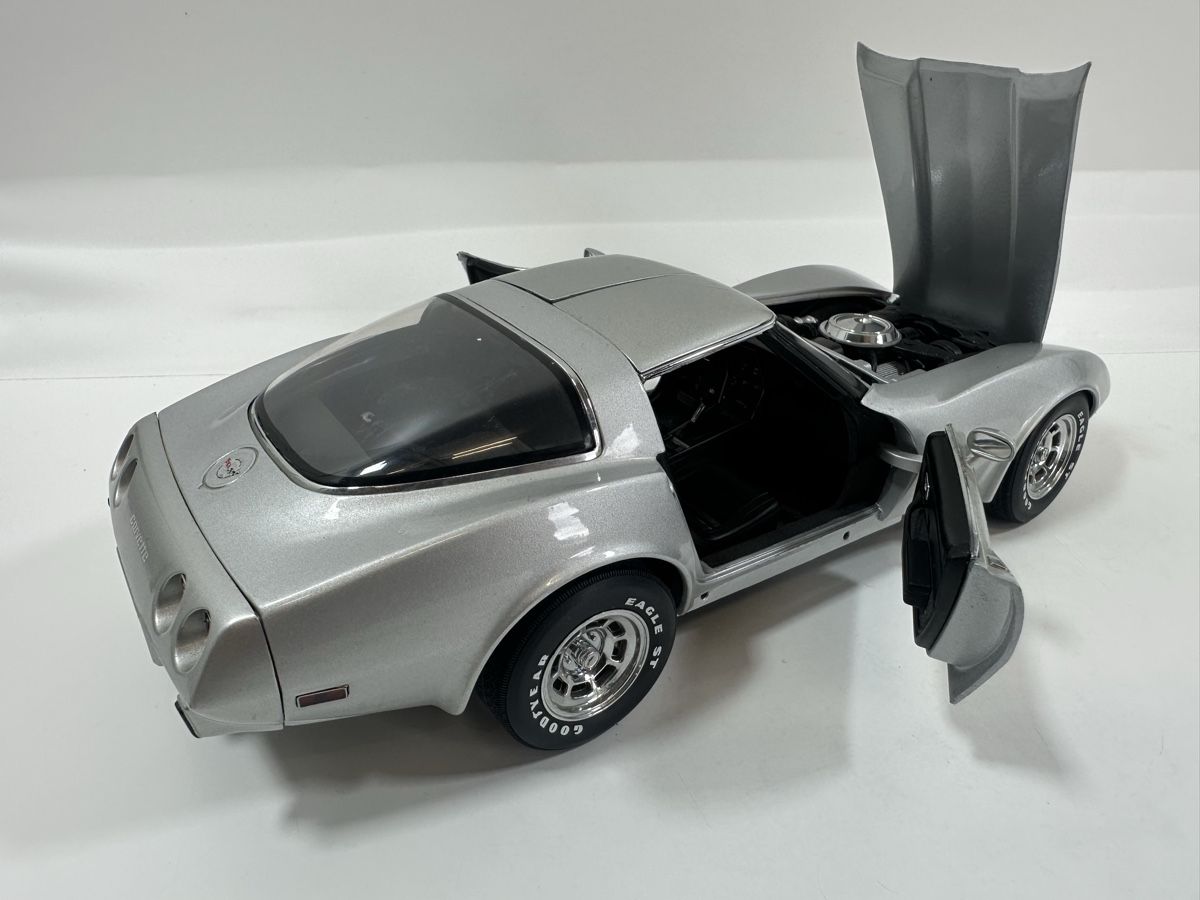 UT Models Modellautos: 1978 Chevrolet Corvette C3 1:18, silbrig, UT MODELS – Defekt aus Zofingen von rf9_x2xt 5