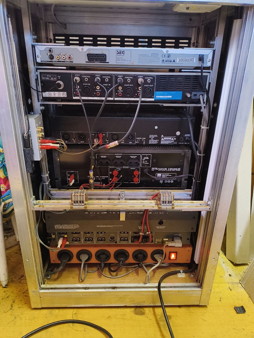 Multimediaplayer & Streamer: Multimedia Turm Hardcase Eigenbau Kabelkisten Mikrofon – Gebraucht aus Sattel von Orso33 1