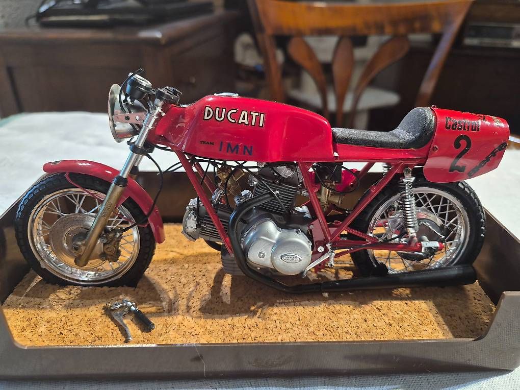 Ducati Kit di modellismo & Modellini statici: Modellino Ducati 750 ss da corsa – Usato da Riva San Vitale venduto da Marneta 4