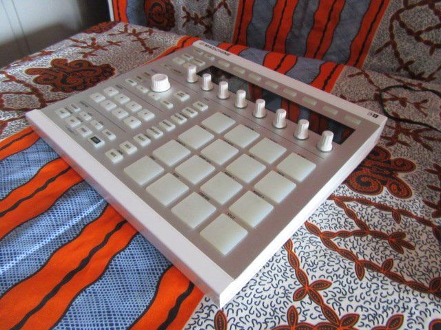 Musikinstrumente: Native Instruments Maschine MK2 White MIDI Controller 16 PAD – Gebraucht aus Viganello von lau_ln69 4