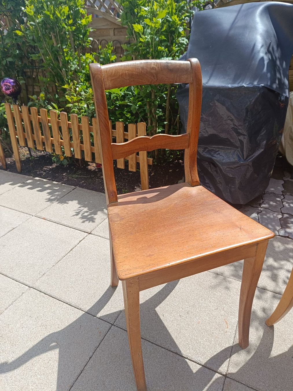 Sedie: 3 Holz Stühle (Stabellen) und ein Tisch – Usato da Dielsdorf venduto da Discus 1