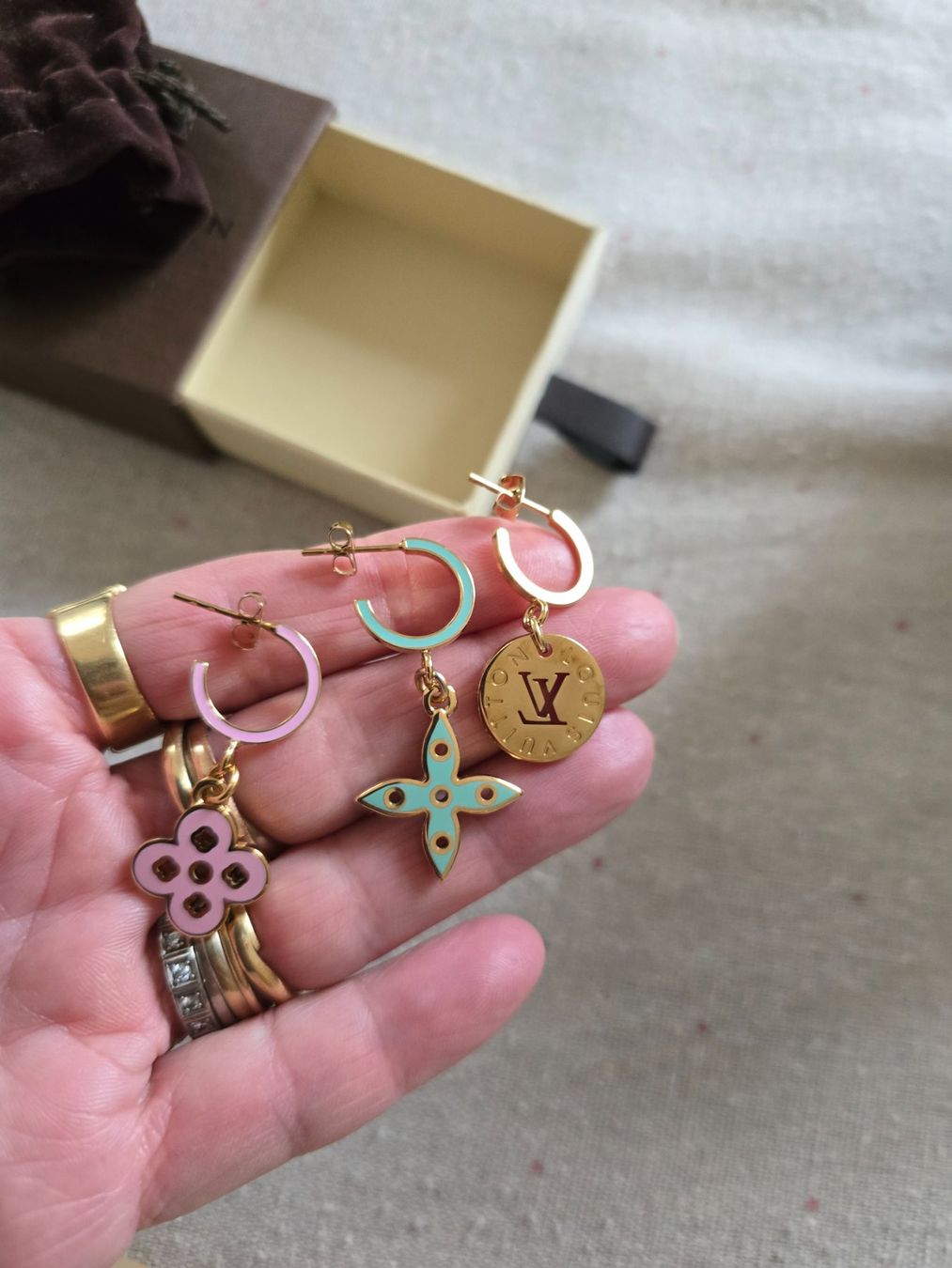 Louis Vuitton Orecchini pendenti & Orecchini a lobo: Louis Vuitton BO Looping Multicolor Ohrringe M66074 – Nuovo (secondo la descrizione) da Bottmingen venduto da sandy_2 2